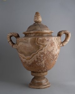Urn (مرمر)